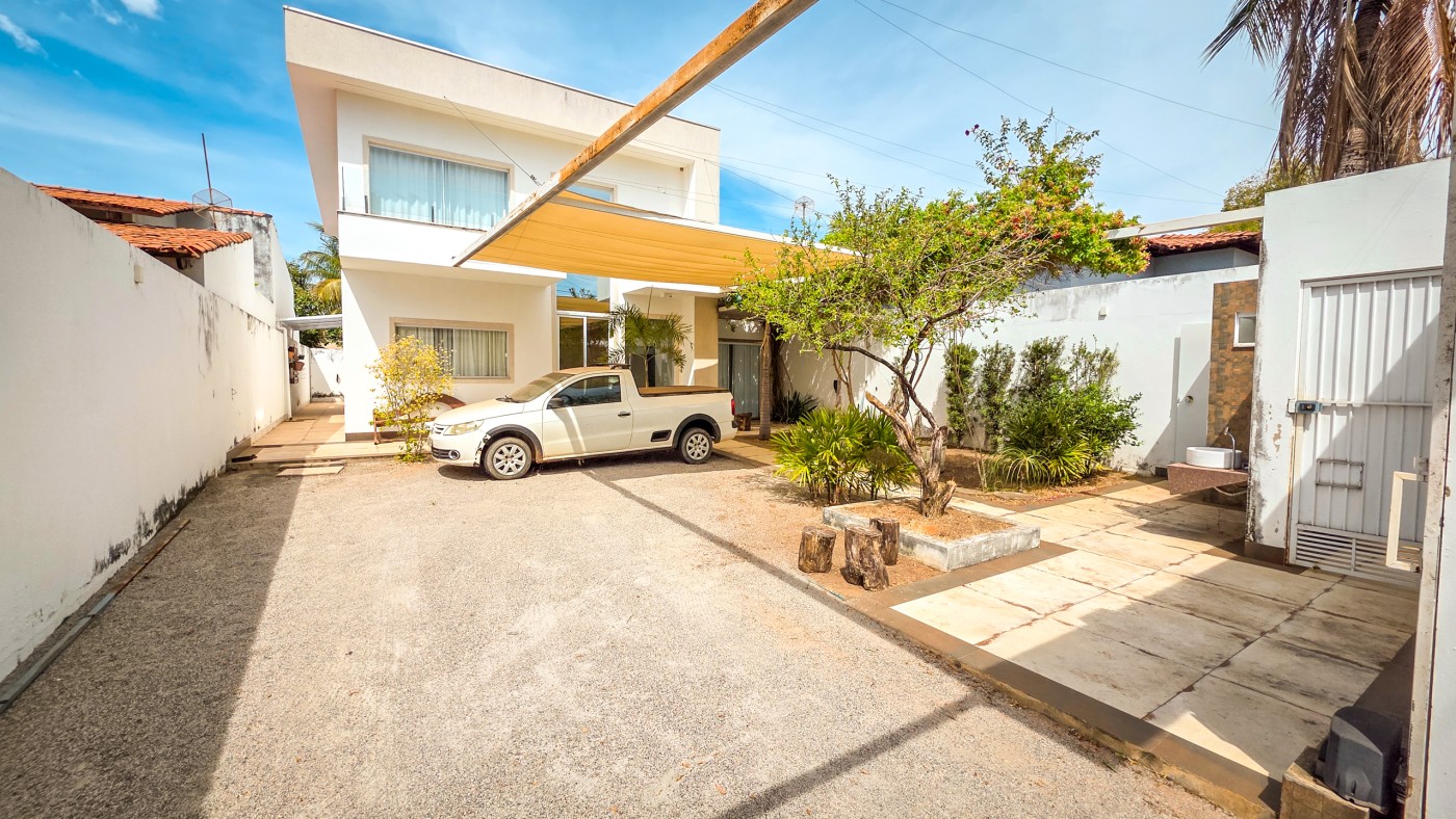 Casa para alugar com 5 quartos, 360m² - Foto 1