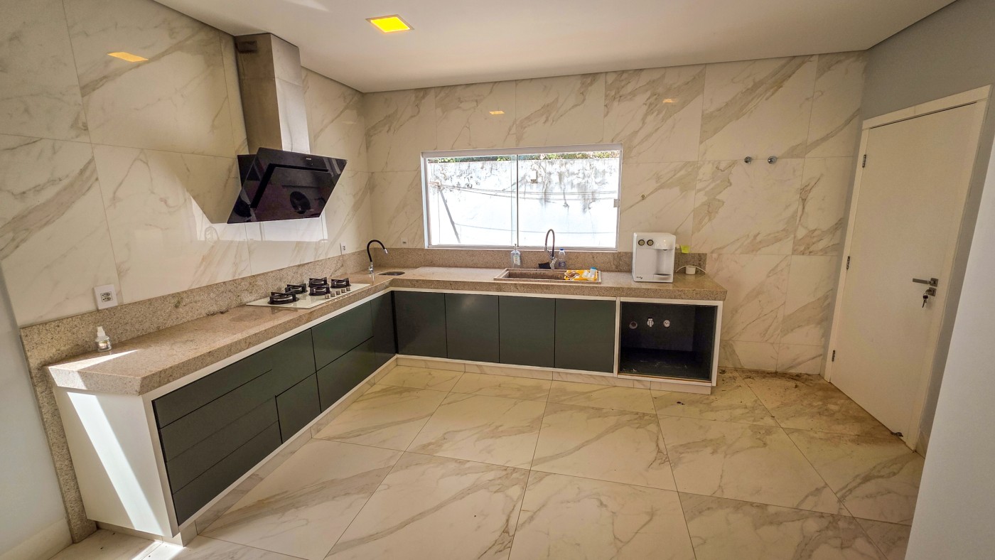 Casa para alugar com 5 quartos, 360m² - Foto 12