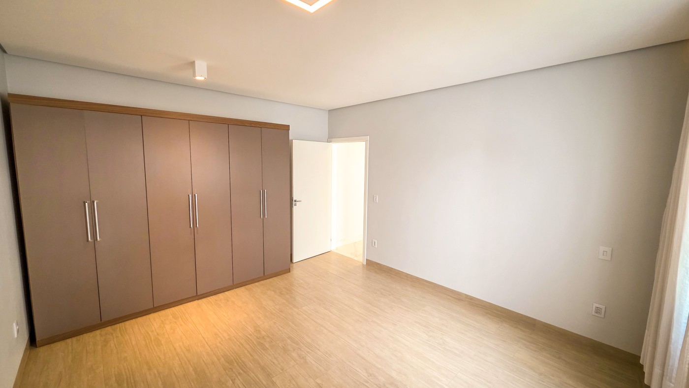 Casa para alugar com 5 quartos, 360m² - Foto 18